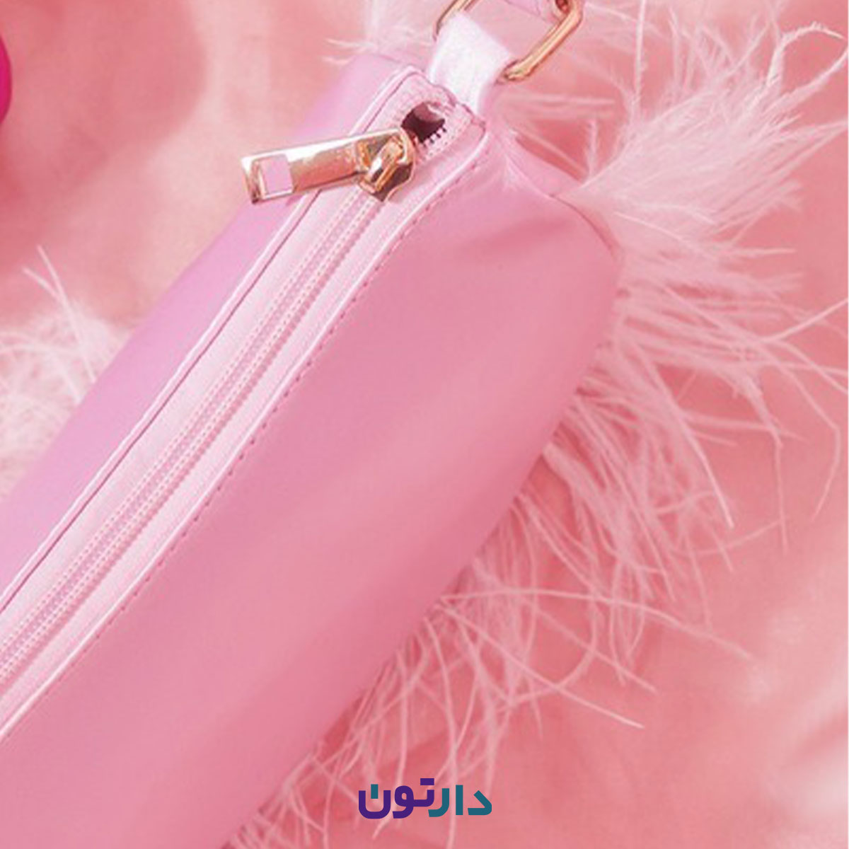 کیف دوشی زنانه مجلسی صورتی برند prettylittlething مدل CNE2480